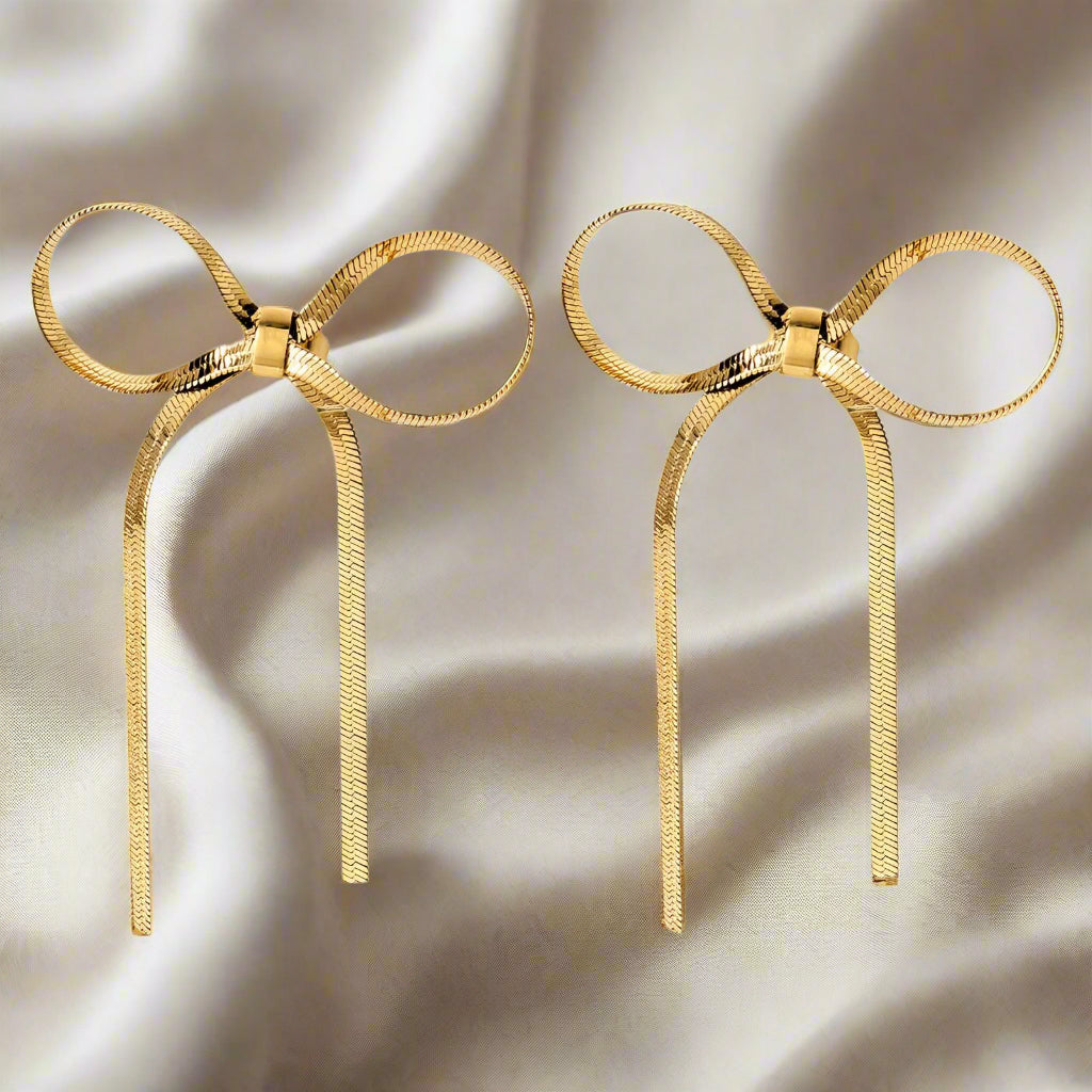 Pair of gold plated bow-shaped earrings for dainty styling