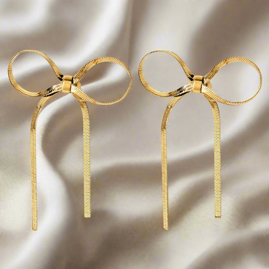 Pair of gold plated bow-shaped earrings for dainty styling